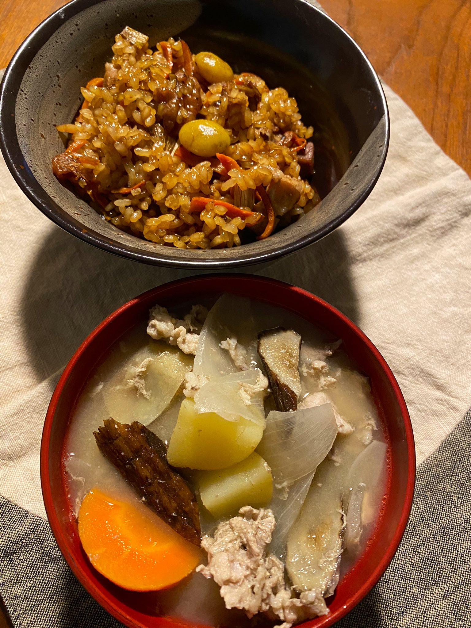 はるきち 嫁っ子在宅飯 中華五目おこわ 豚汁 おこわは豚バラ 揚げ 銀杏 人参 葱 蒸しあげてからごま油をまぶした 豚汁は豚 こま じゃがいも 人参 玉ねぎ ゴボウ 田舎の叔母さんの手作り味噌で Twitter家庭料理部 お腹ペコリン部 T はるきち 嫁っ子在宅飯 中華五目おこわ 豚汁 おこわは豚バラ 揚げ 銀杏 人参 葱 蒸しあげてからごま油をまぶした 豚汁は豚 こま じゃがいも 人参 玉ねぎ ゴボウ 田舎の叔母さんの手作り味噌で Twitter家庭料理部 お腹ペコリン部 T