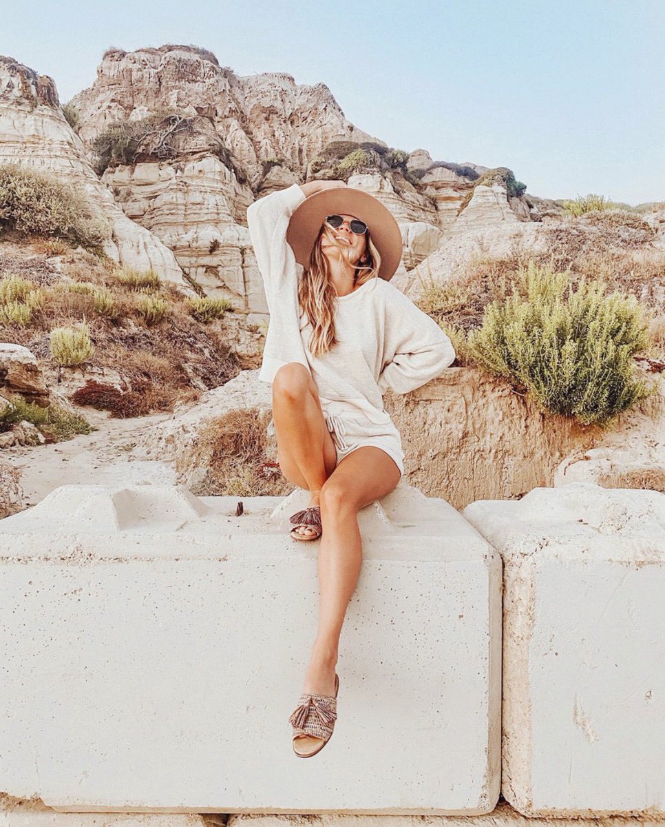 Kickin' the week off comfy 🤍

Shop loungewear: bit.ly/BBD_loungewear