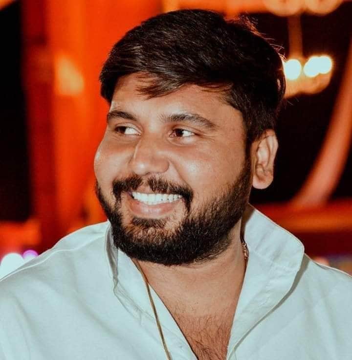 AdarshThakur141's tweet photo. आपको जंमदिवस् की हार्दिक शुभकामनाएं प्यारे बड़े भैया 
बजरंग बली बाबा हमेशा खुश रखे आपको 
@NeeravPrince  @NeeravPrince  #Neerav_pratap_singh
#birthday_special https://t.co/ngy6INKE0z