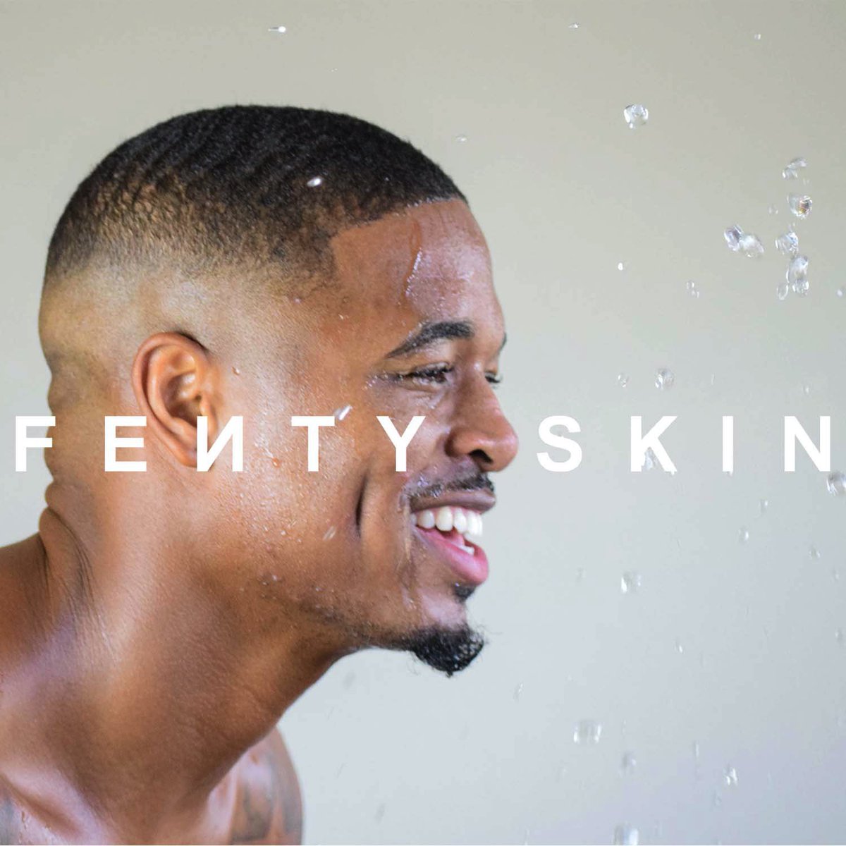 _dw06's tweet image. #FentySkin #FentySkinPartner

@rihanna X @fentyskin 

big blessings in 2020! be sure to get yours on the 31st get yours at FentySkin.com!