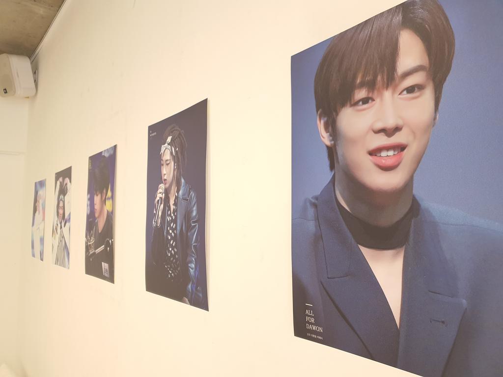 cafe_io3's tweet photo. SF9,다원(이상혁) 포스터 나눔
4시30분에 베너,포스터(펄이 섞인 두꺼운 종이사용) 나눔이벤트 해요 4시30분 전에 영수증에 각자 이름을 써서 준비된 함에 넣어주세요.
#한_여름_밤의_꿈_다원
.
#다원 #이상혁 #다원생일 #다원생일이벤트 #sf9 #아이오쓰리 #생일컵홀더 #컵홀더이벤트 #io3 https://t.co/XkCZPCOpLW