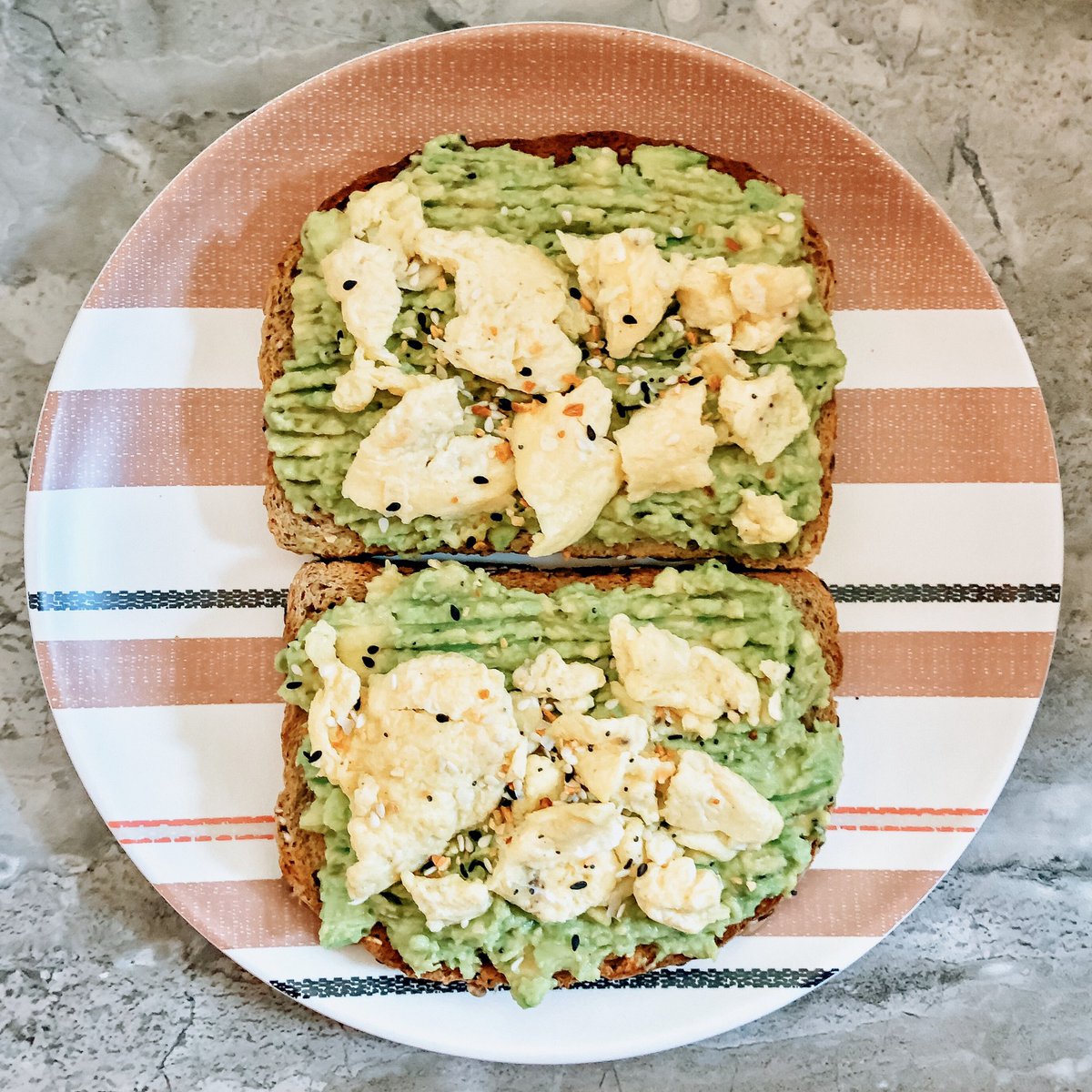 amandasgoodeats's tweet photo. Happy Monday!! 💚🌟
Avocado toast is the best way to start the week! This toast was super simple to make, yet so yummy. I topped the toast with a scrambled egg and everything but the bagel seasoning🤩

#dEATS
⇢ Powerseed bread
⇢ Mashed avocado
⇢ Scrambled egg
⇢ Ebtb seasoning https://t.co/dJQdYreuCO
