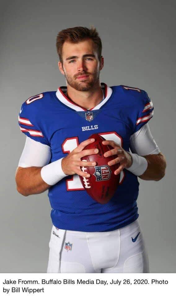 sportsguymarv's tweet image. It’s picture day in Buffalo! Check out @BearDownHOCO @GeorgiaFootball and new Bills QB @FrommJake