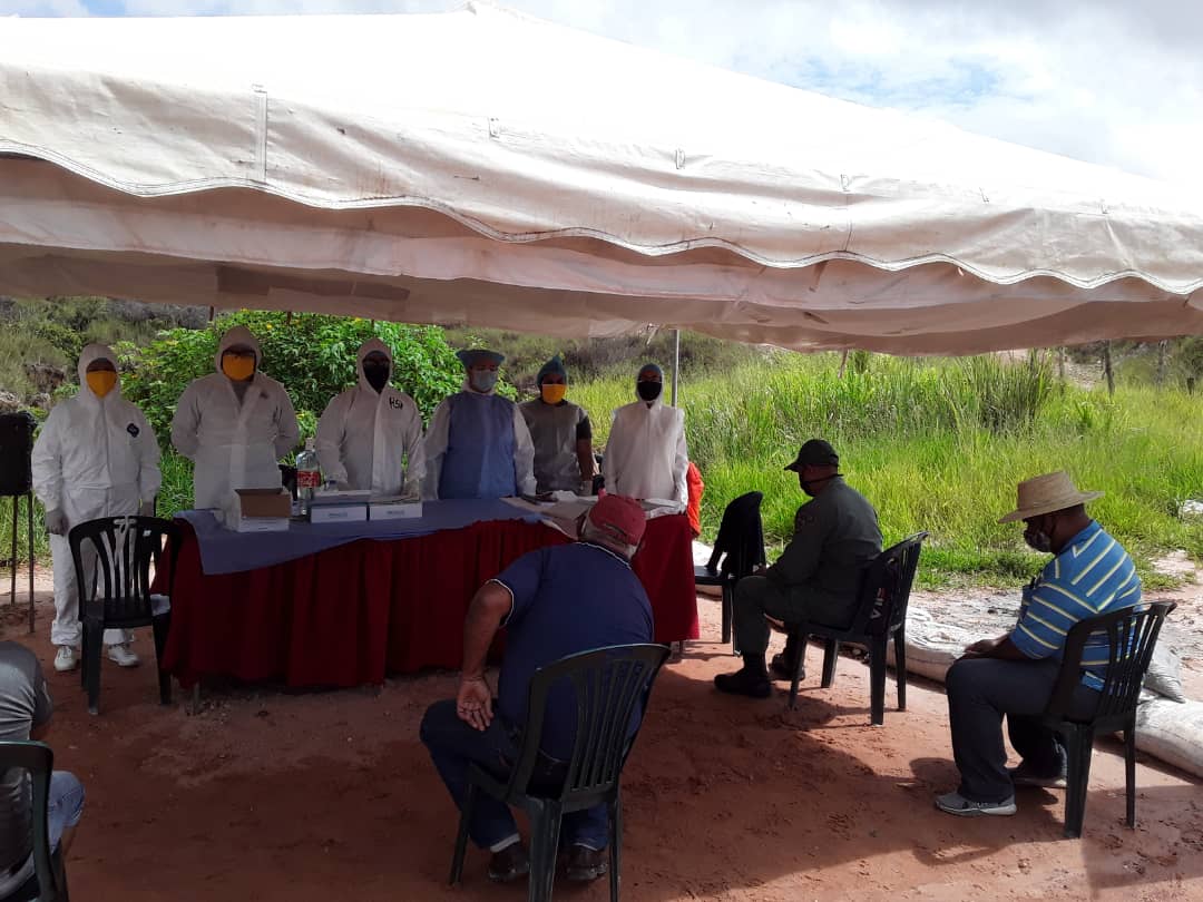 FFuigueredo's tweet photo. A un mes de haber llegado la brigada Ernesto Che Guevara q se encuentra en Santa Elena de Uairen han realizado un total de 4540 consultas médicas , hemos recibido 581 connacionales y se han atendido 10 pacientes graves en terapia intensiva .
@Cubacooperabol2 
@AdanVillavicen5 https://t.co/FXXqEagzEE