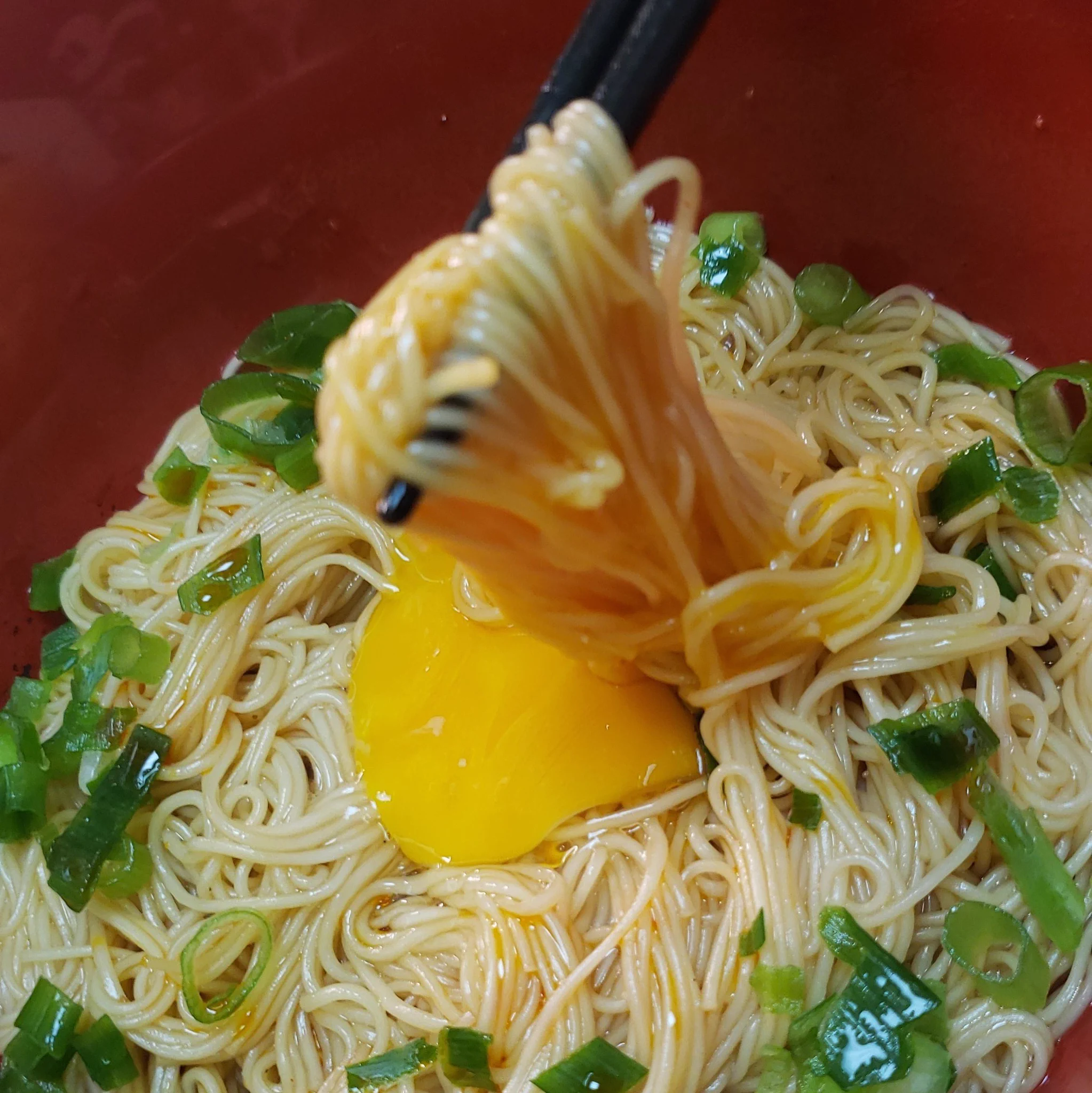 簡単に作れて、なおかつ美味しい！焼肉のタレが決め手の「冷やし黄金そうめん」のレシピ！