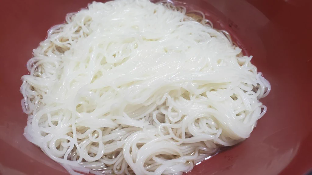 簡単に作れて、なおかつ美味しい！焼肉のタレが決め手の「冷やし黄金そうめん」のレシピ！