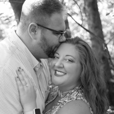 SarahCockrell's tweet photo. #NewProfilePic We’re engaged! 😍❤️ https://t.co/1ieI0XEDpx