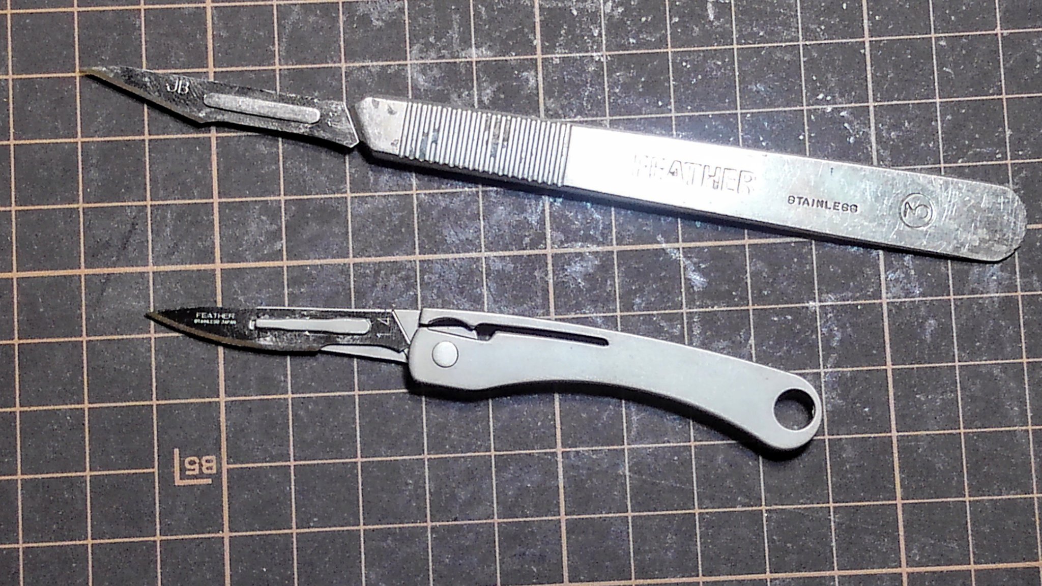 Artima ソフビ部門 折り畳み式のメス刃ホルダーが届いたよ チタン製なのでとても軽い 一般的なメス刃ホルダーはデザインナイフのような削る持ち方に向かないのでこれは良いかも T Co Cdtvviwhuv Twitter