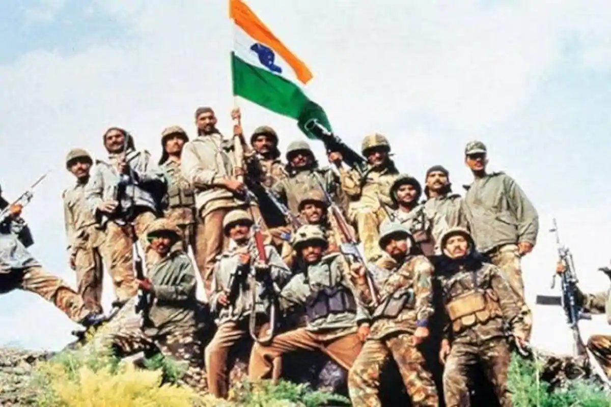 virendersehwag's tweet photo. My deepest tributes to all the martyrs who have protected us. Also my salute to all the soldiers who protect us. Aap hain toh hum hain.
 #KargilVijayDivas https://t.co/h4zl3puLhm