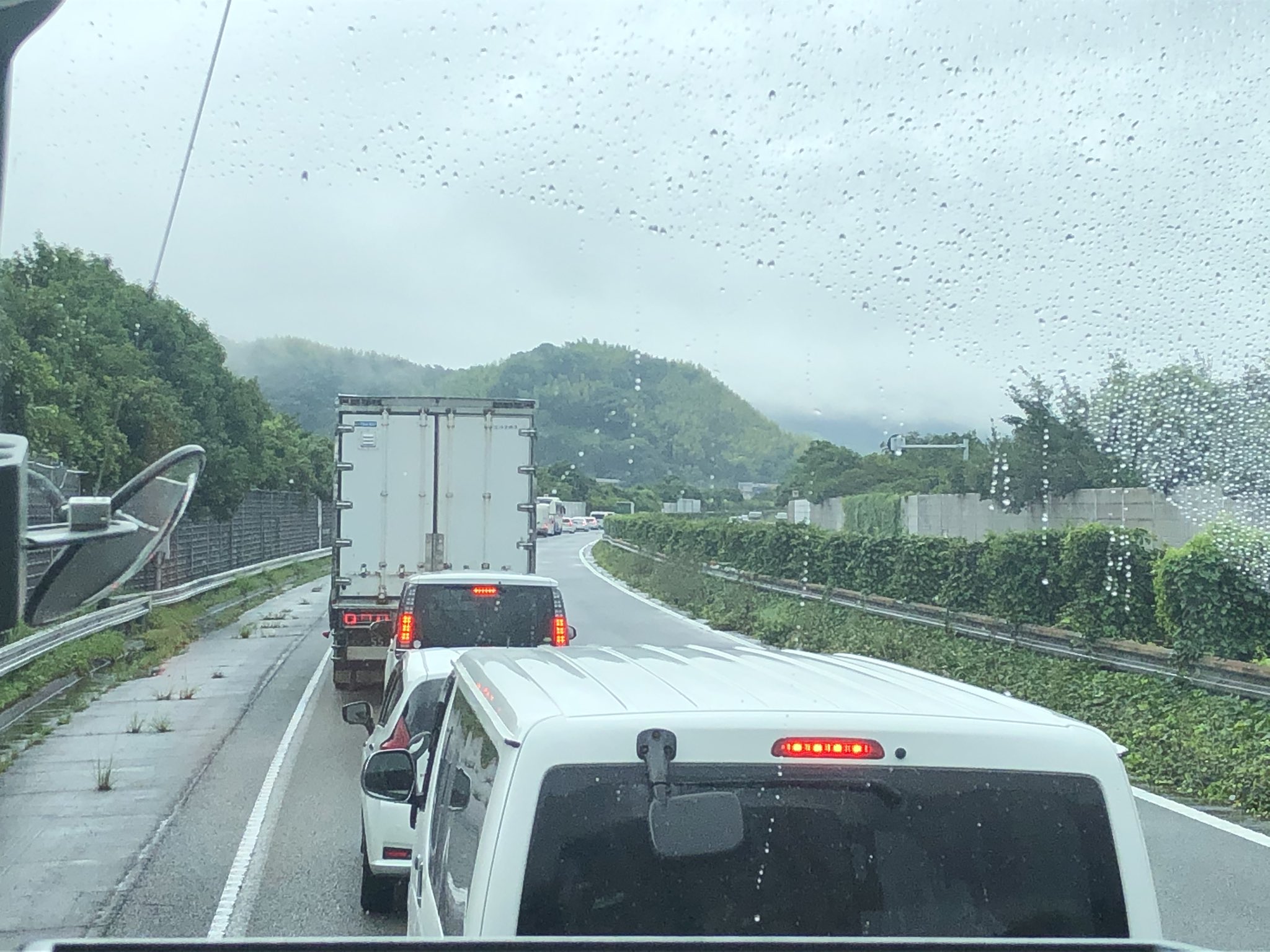 鉄なクマさん 07 26 日 高速バス 横浜グラン昼特急大阪2号 大阪駅jr高速バスbt 8 50発 町田bc経由 横浜駅東口bt行 17 30着 海老名saから渋滞に入りました 11km 通過に60分 前方にはリバイバル塗装の小田急箱根高速バスがいます T Co