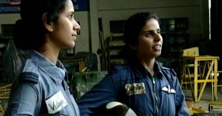 Akshaykumar_sp's tweet photo. On This #KargilVijayDiwas2020
Remembering The First Women Air Force Warriors Gunjan Saxena &amp; Srividya Rajan Who Fought In Kargil War.

Respect #IndianArmy
Jai Hind 🇮🇳💙 #kargilheros #indianarmyourrealhero #VijayDiwas https://t.co/k5kzaaeoLH