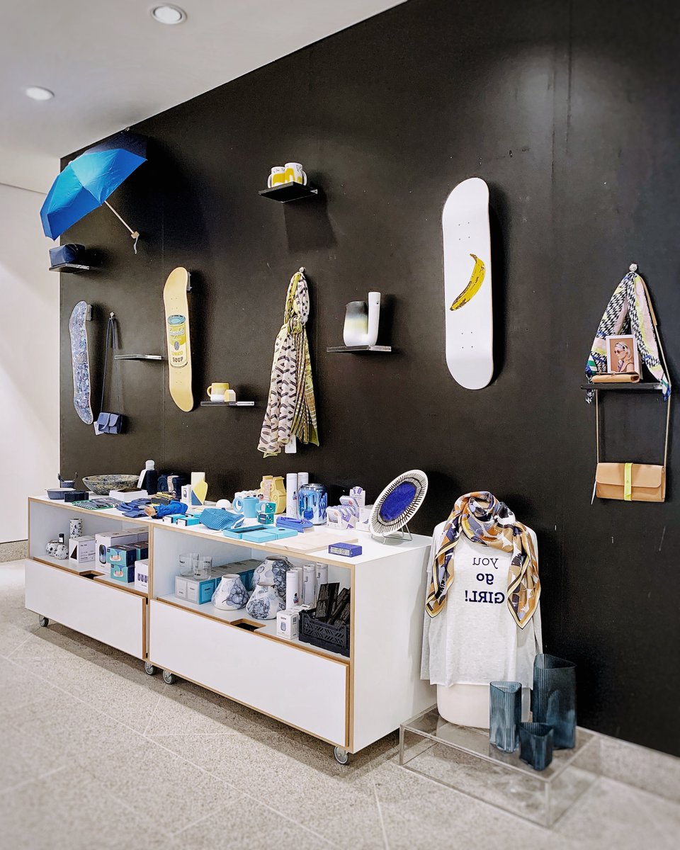 mudamlux's tweet photo. Le #MudamStore, situé à l'entrée du #musée, est l'endroit idéal pour (se) faire un cadeau. Une multitude d'objets divers y sont présentés : vaisselle, #bijoux, affiches, #livres et même vêtements ou jouets pour enfants, pour quelle trouvaille allez-vous craquer ? https://t.co/yM2ShKtEAZ