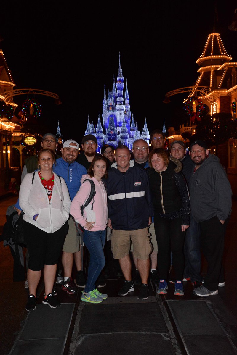 ScottKumka's tweet photo. @bigkidatheart77 @DisneyParks Summer seasons greetings. From one of the coldest @Parkeology runs ever to embodiments of Christmas itself, Merry Christmas in July. #SantaClaus #SantaGoofy #FatherChristmas https://t.co/oLyHo4JEIG
