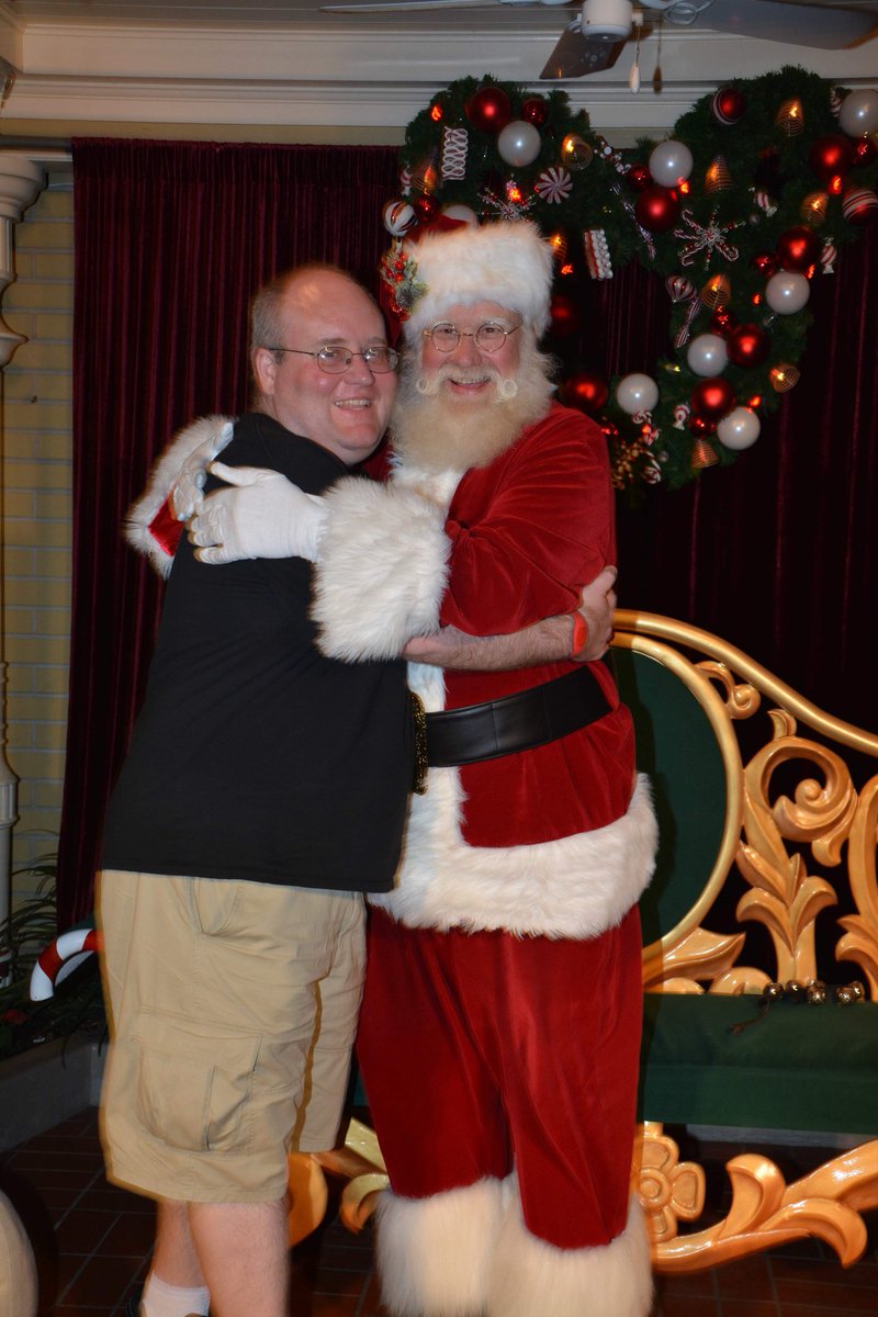 ScottKumka's tweet photo. @bigkidatheart77 @DisneyParks Summer seasons greetings. From one of the coldest @Parkeology runs ever to embodiments of Christmas itself, Merry Christmas in July. #SantaClaus #SantaGoofy #FatherChristmas https://t.co/oLyHo4JEIG
