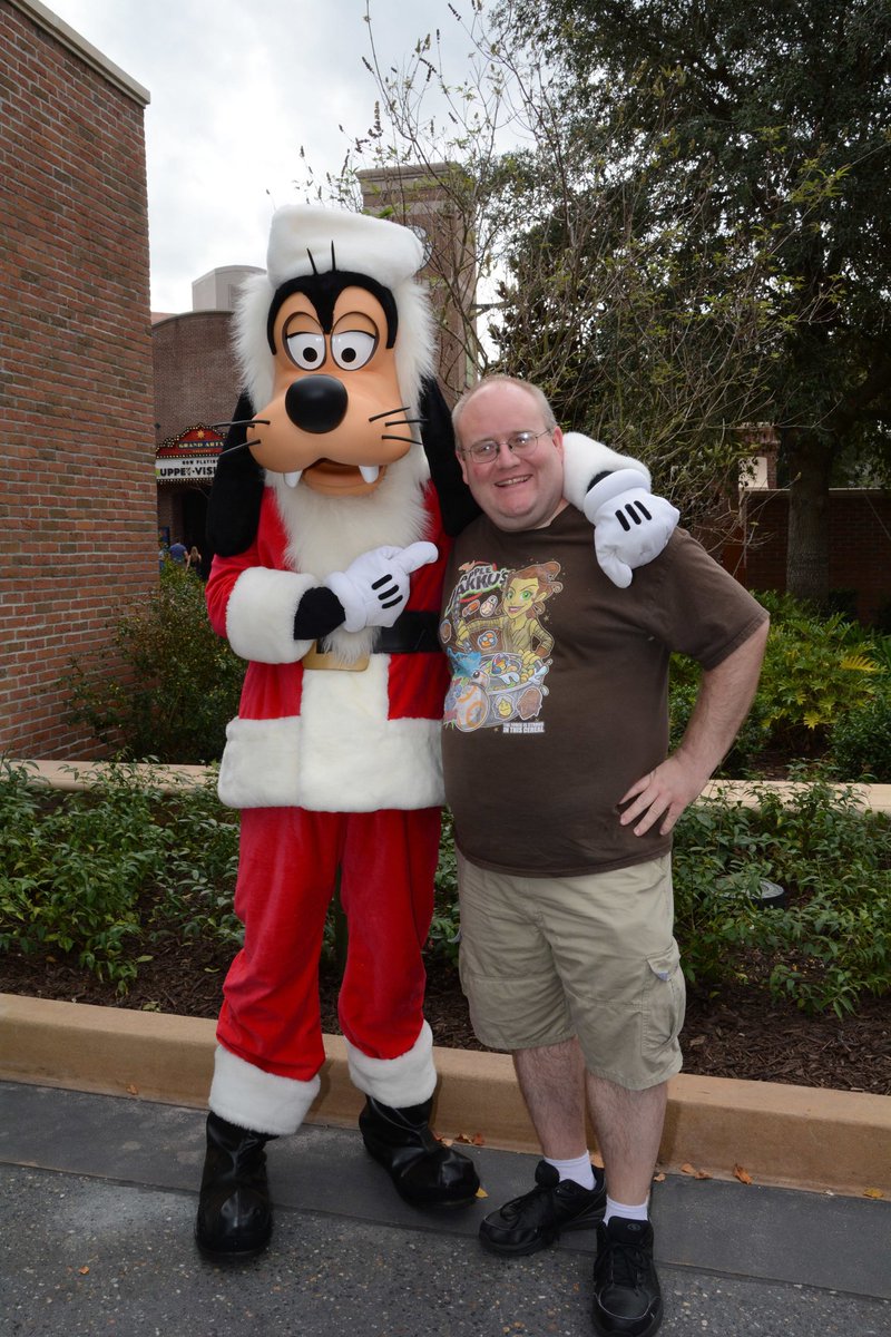 ScottKumka's tweet photo. @bigkidatheart77 @DisneyParks Summer seasons greetings. From one of the coldest @Parkeology runs ever to embodiments of Christmas itself, Merry Christmas in July. #SantaClaus #SantaGoofy #FatherChristmas https://t.co/oLyHo4JEIG