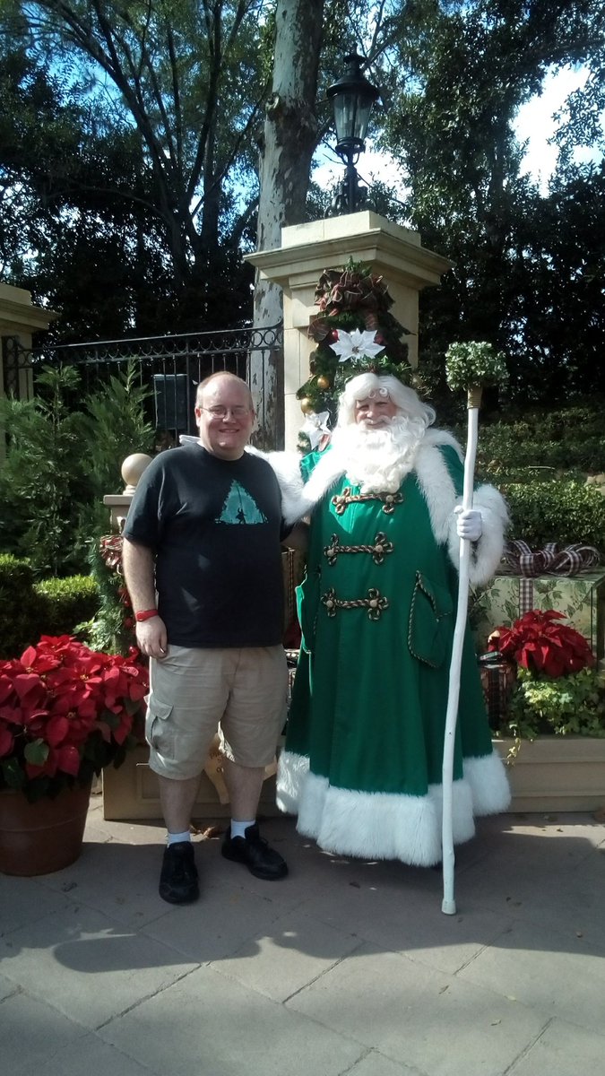 ScottKumka's tweet photo. @bigkidatheart77 @DisneyParks Summer seasons greetings. From one of the coldest @Parkeology runs ever to embodiments of Christmas itself, Merry Christmas in July. #SantaClaus #SantaGoofy #FatherChristmas https://t.co/oLyHo4JEIG