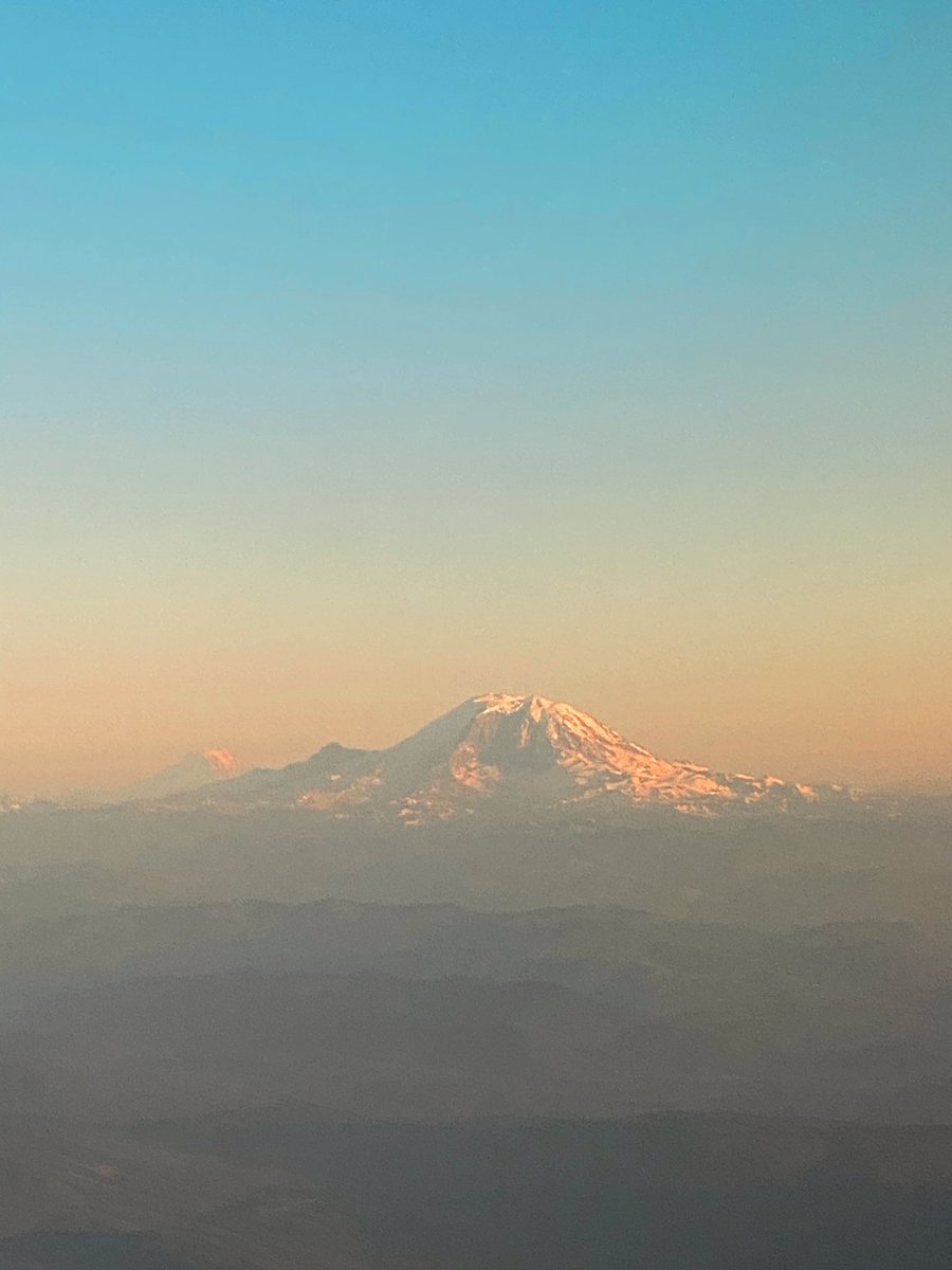 thismrsdavis's tweet photo. Ole girl looked nice tonight #seattlr #rainier https://t.co/60p2DExvoC