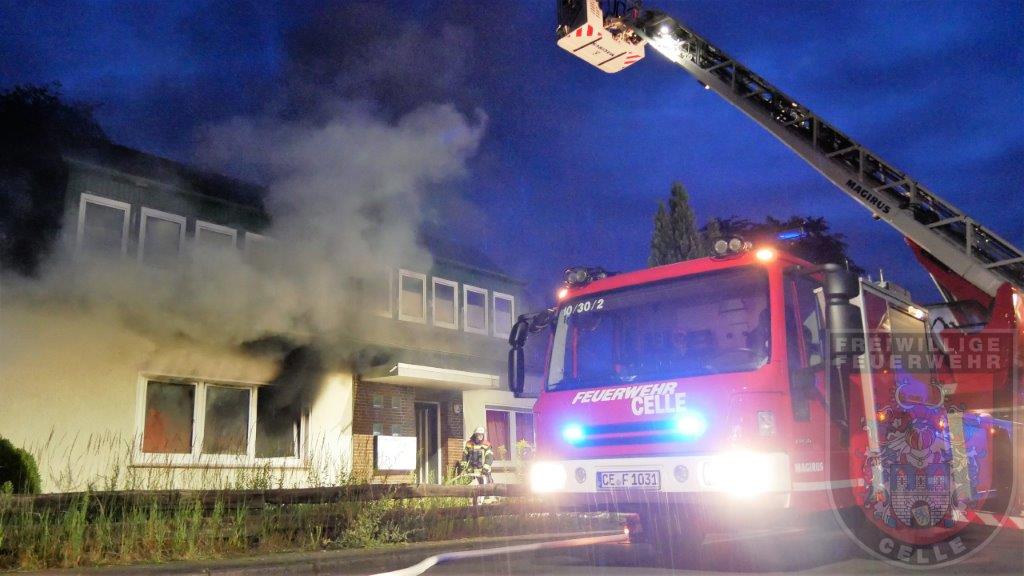 In der Nacht rückten wir zu einem Zimmerbrand in Westercelle aus. Es brannte in einem Mehrfamilienhaus. 

Zum ausführlichen Einsatzbericht geht es hier:

feuerwehr-celle.de/einsatzbericht…
