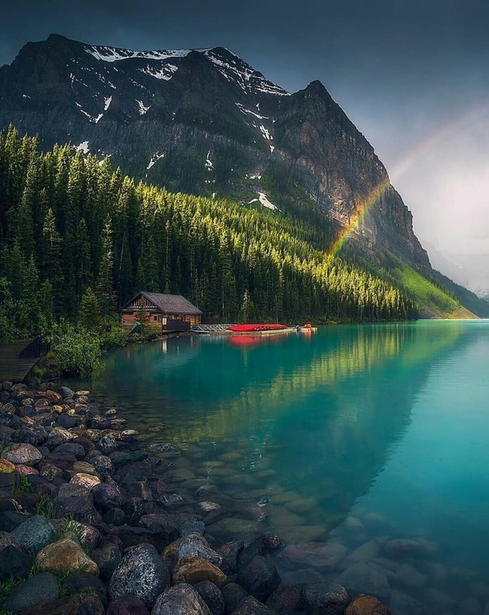 parislive007's tweet photo. Absolutely magic and beautiful #LakeLouise #Albarta #Canada really  like a painting 👑❤👍 (📷 erthlustandtravel) https://t.co/ubSHuCU0OW