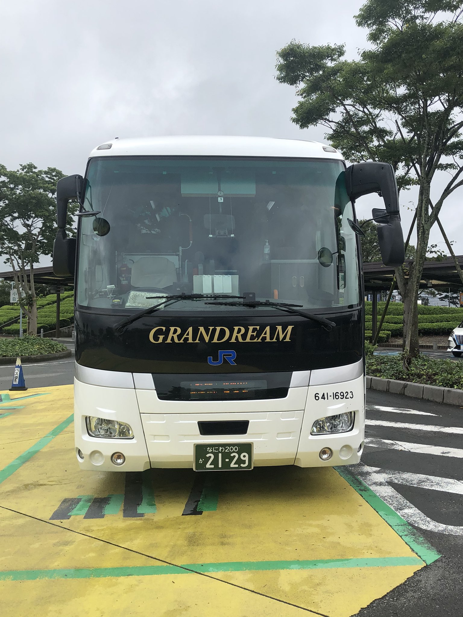 鉄なクマさん 07 26 日 高速バス 横浜グラン昼特急大阪2号 大阪駅jr高速バスbt 8 50発 町田bc経由 横浜駅東口bt行 17 30着 バスは東名 沼津ic 裾野icを走行中 土砂降りが続いています T Co Gpxdflufkq Twitter