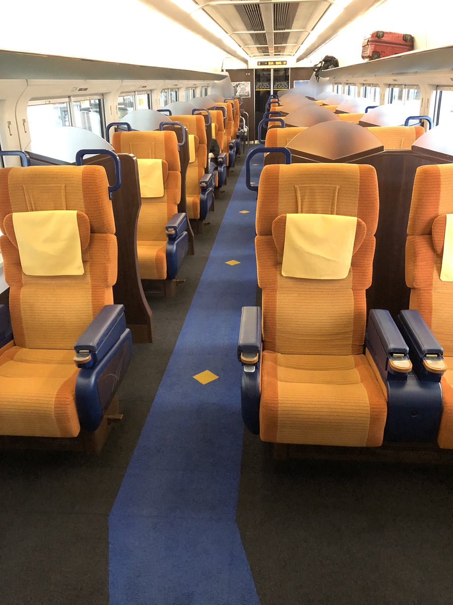 なかしゅー Bsc 時差投稿だけど週末パス旅行最高だった 最前列はオットマン付きのe4系のグリーン車 普通列車表定速度日本一の超快速スノーラビット イカれたシートピッチのいなほ魔改造グリーン 最前列 ラストはつばさグリーンで山形新幹線完乗