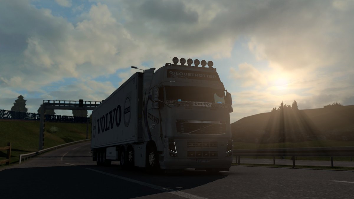 chizuru_suki's tweet photo. Midnight run from London (GB) to Dortmund (D), delivering urgently needed medical equipments in my brand-new like FH16
#ETS2 #FHTuningPack
@SCSsoftware https://t.co/Gx3jsWbOO8