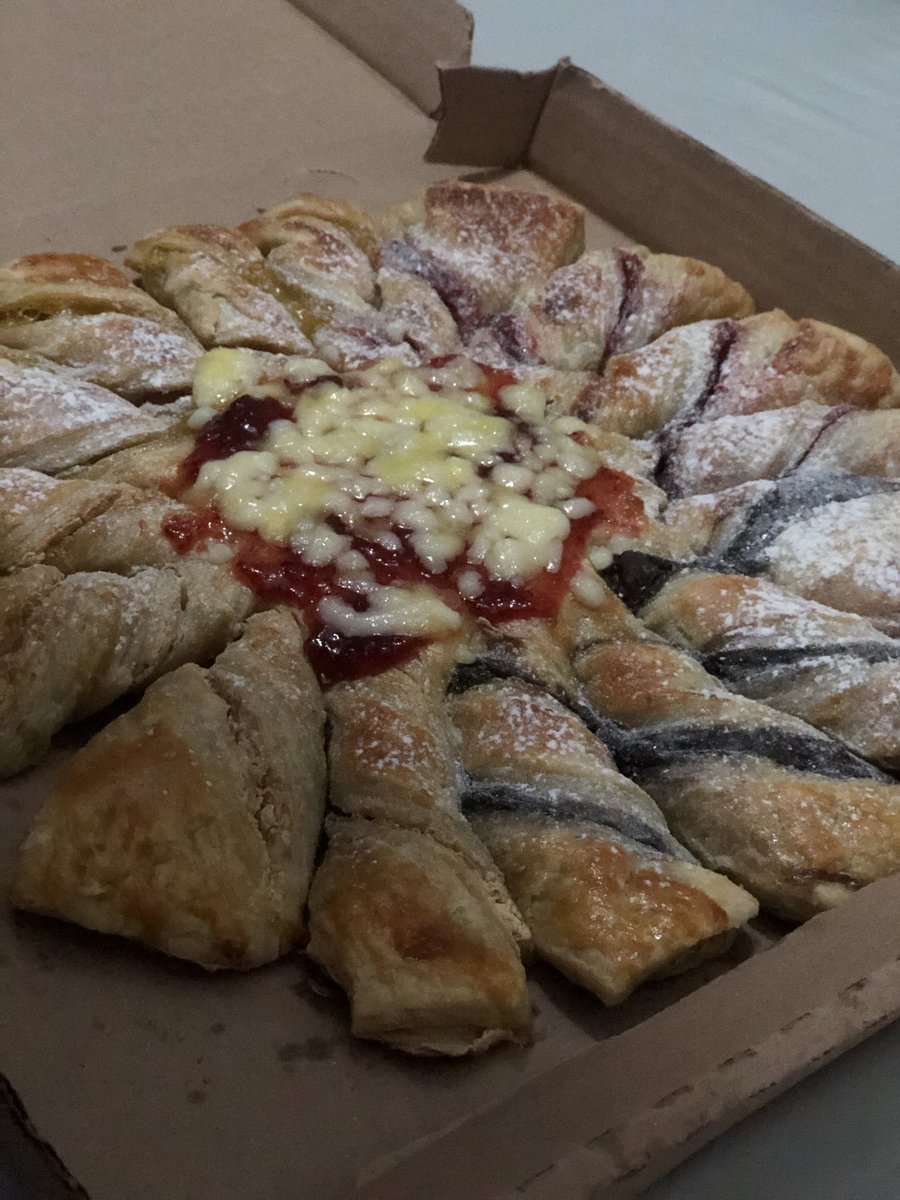 Brendadamaro's tweet photo. Cuando te quieren se nota y se nota bien... X q te apapachan siempre.!!!! 
#GraciasB #PizzaDulce https://t.co/WI4GMSIMhX