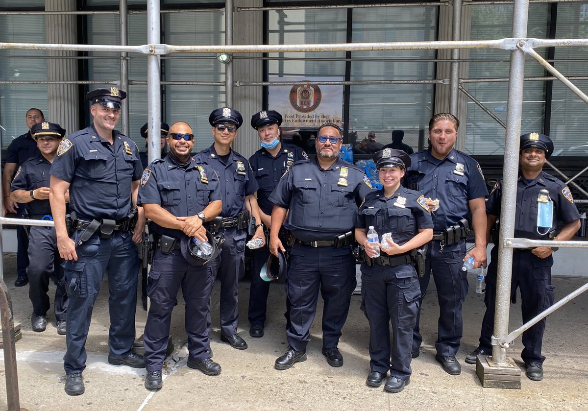NYCPDDEA's tweet photo. The DEA providing food for our members and fellow cops who are posted today at City Hall Park. We are always here to support NY’s Finest! https://t.co/sv1LXgldTf