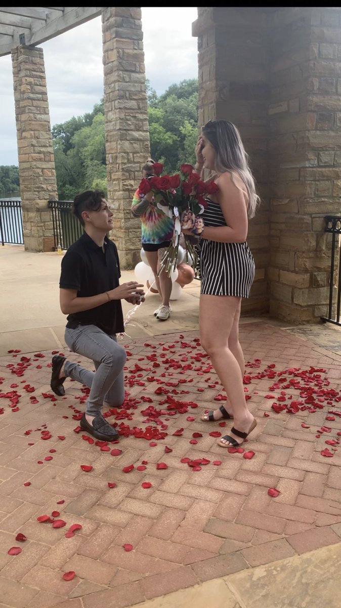 dakotasarah_'s tweet image. putitonhimmakehimwannamarryme  #IMENGAGED