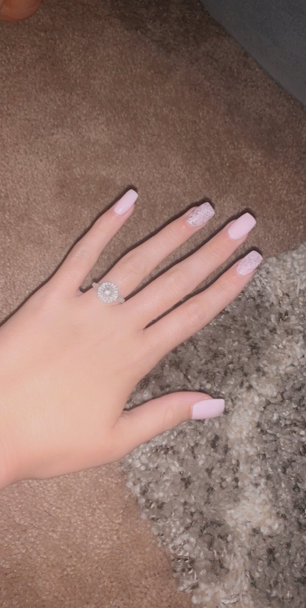 dakotasarah_'s tweet image. putitonhimmakehimwannamarryme  #IMENGAGED