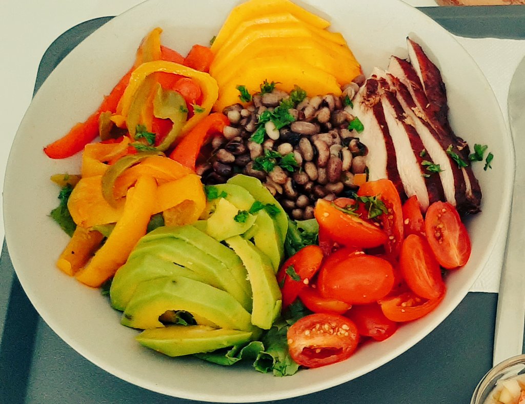 #Kelibowl Saloum. Je vous jure c'est une tuerie. J'ai jamais mangé une "salade" aussi bonne de ma vie. Laaaay. Guinar bi gout bimou amone mane dama tiit sax. Franchement moi a la base je mange même pas de légumes so believe me c'est trop bon. Disponible à <a href="/KelibaC/">Kéliba Café</a>