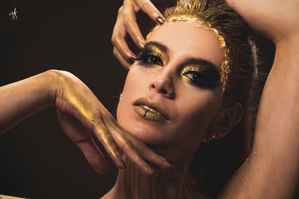 flavietmakeup's tweet photo. Production: G O L D E N  -  B L A C K

Model: Micaela Mostajo
https://t.co/gSawgViwXy

PH: Víctor Terceros
https://t.co/dZYOb7xkEI

Material used:
@KryolanOfficial 
@beautybyluanna
@colorinaprofessional

#makeupgold #makeupartist    #editorialmakeup https://t.co/qEdamkWE68