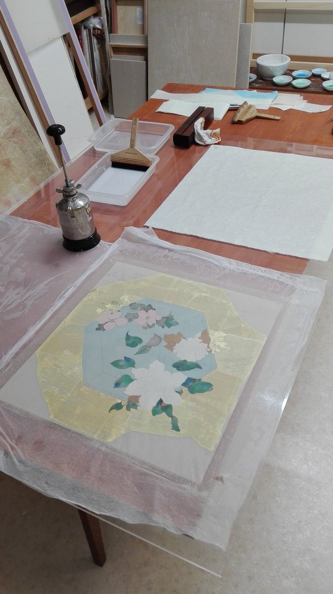 takedahirokojp's tweet photo. 展示中の作品「花あわせ」(6号/絹本彩色)と、製作途中の裏側、裏打ち風景

今日も14:00～17:00ごろまで在廊します
#日本橋三越
#個展
https://t.co/h3dmIlLCq8 https://t.co/z66H55KI7g