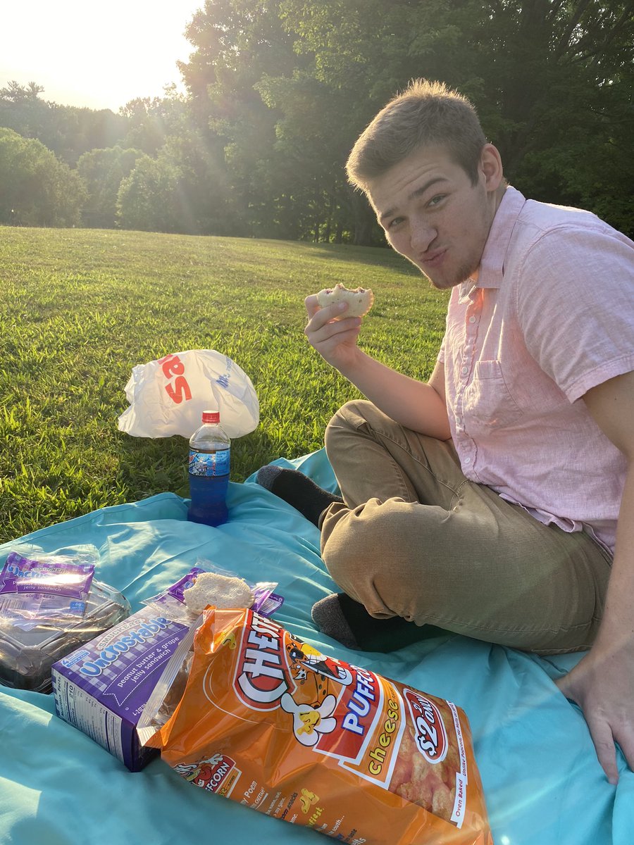 Kailey_Packer18's tweet photo. Happy (week early) year and a half anniversary to my greatest blessing, here’s to many more picnic dates💛 https://t.co/DMm2Yea1sI