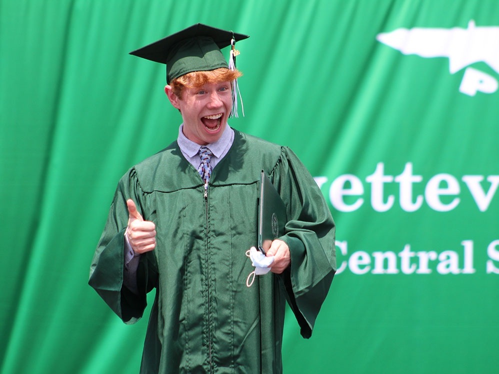 fmschools's tweet photo. After months of uncertainty, Fayetteville-Manlius High School Class of 2020 members finally got to turn their tassels. #FMHornetPride
Story &amp; more pics here: https://t.co/YZ6rPd3nNj https://t.co/U9wOElyWu8