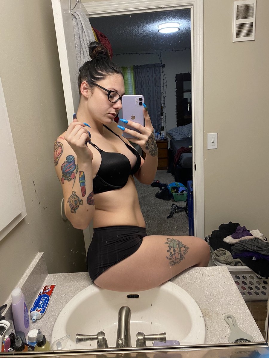 LaBella_Layla's tweet photo. I need a new piggy. I missed being worshipped. You little cucks could only dream of touching this 💯 #paypigwanted #realfindom #queen 

 @RT_subm @RT_Paypig @rt__cuck @FreePromoter10 https://t.co/rkefHcMUUL