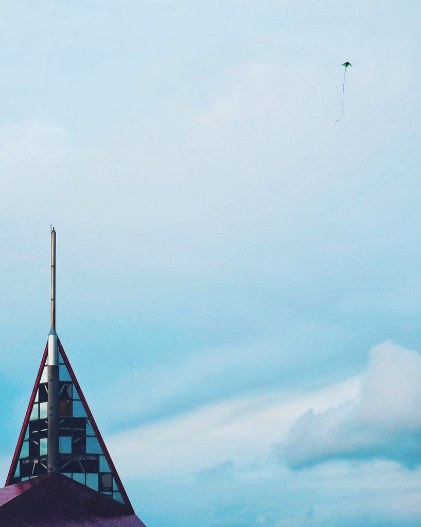 lin_sunlight's tweet photo. The kite above the spire of the red sailboat by the sea, the wind is rolling. I always wonder who held on to the kite. Where will the broken kite fall. The uncertain wind, the changeable cloud, the unknown future… #Beihai #China  #emotion #life #photography #streetphotography https://t.co/gORj9JD7EF
