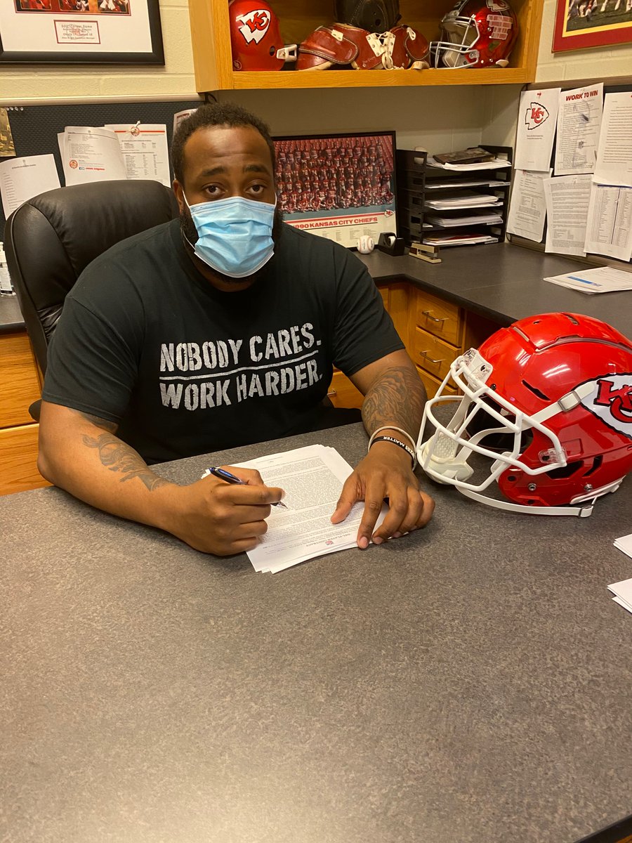 Chiefs's tweet photo. We have officially signed all of our draft picks ✍️ https://t.co/62Dx9bMDUe