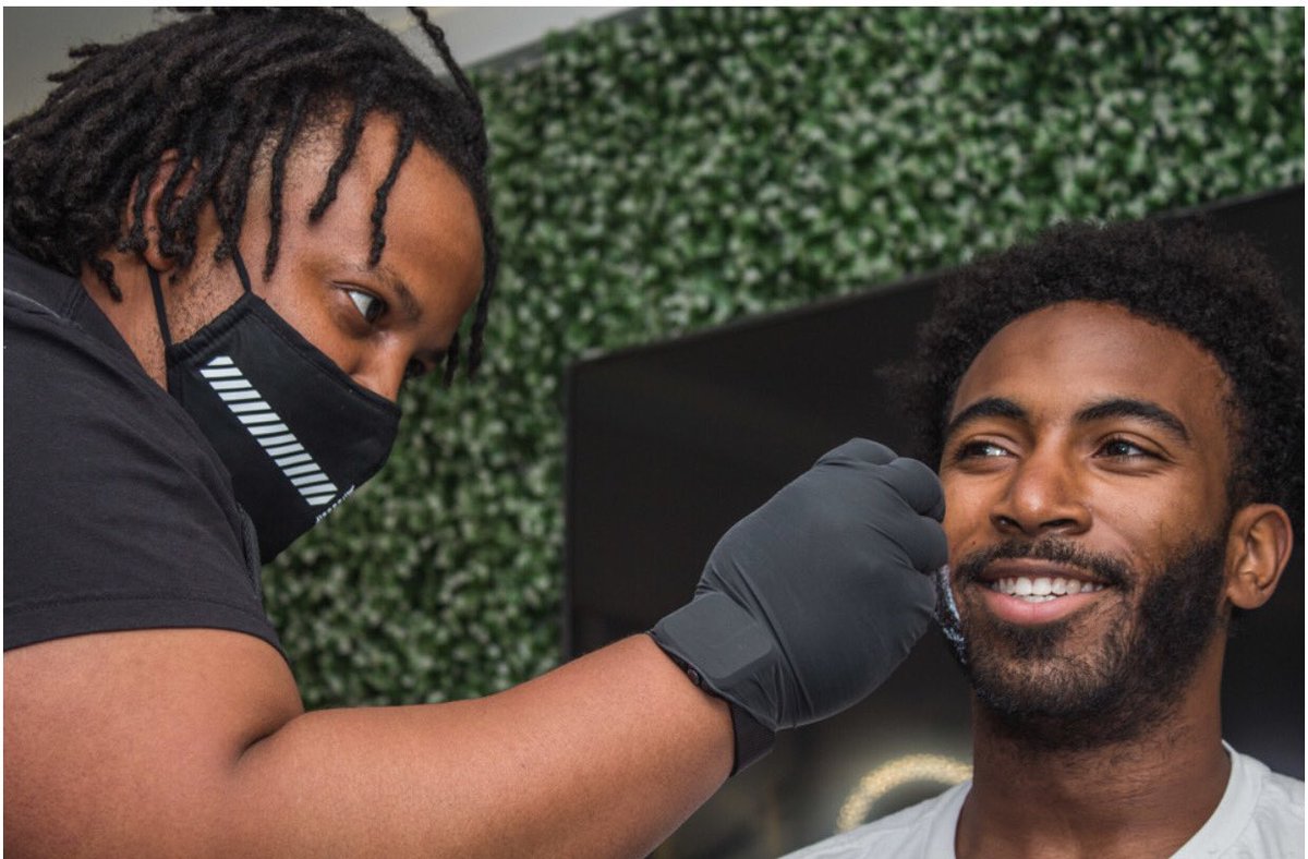 victoriarowell's tweet photo. Brilliant actor, #LaRonnMarzett aka “Tony” in the @BETherTV
#TheCouchonBETHER movie “EVERYTHING IS FINE” #everythingisfinethemovie getting coiffed by barber, #JamesSims and special beard enhancement! https://t.co/vGiufF1GDK
