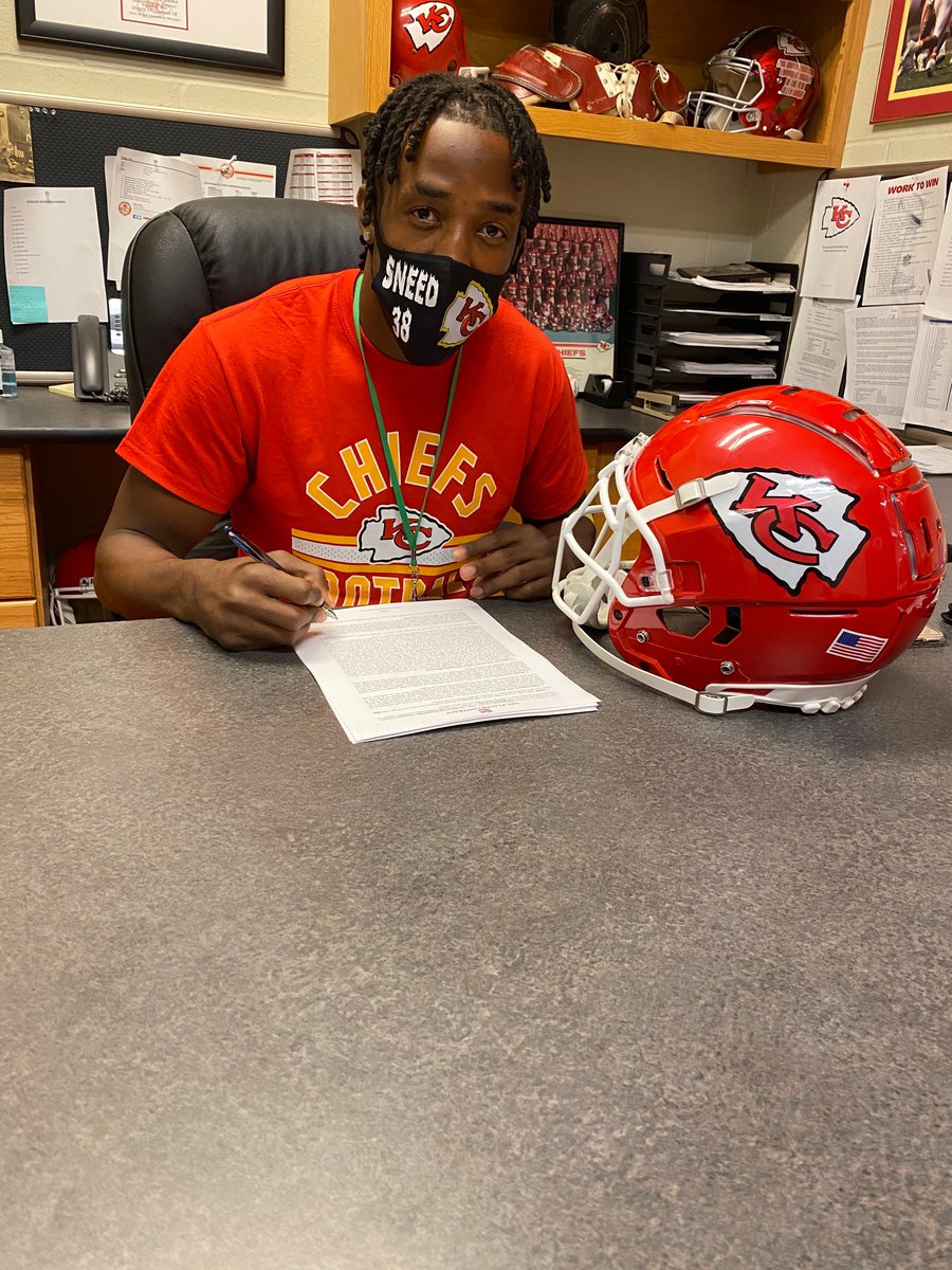 Chiefs's tweet photo. We have officially signed all of our draft picks ✍️ https://t.co/62Dx9bMDUe