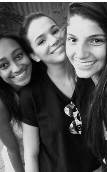 iPhonedabrubs's tweet photo. Dia 5 - Foto com fã. 
Não poderia deixar de ser a foto do meu BDM com a Bruna. 🥰 

#BMfaz25 #Marquezine25 #BrunaMarquezine https://t.co/RRTJwVpdUf