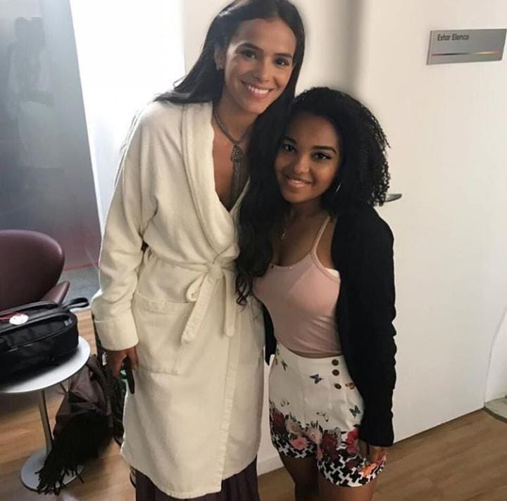 iPhonedabrubs's tweet photo. Dia 5 - Foto com fã. 
Não poderia deixar de ser a foto do meu BDM com a Bruna. 🥰 

#BMfaz25 #Marquezine25 #BrunaMarquezine https://t.co/RRTJwVpdUf