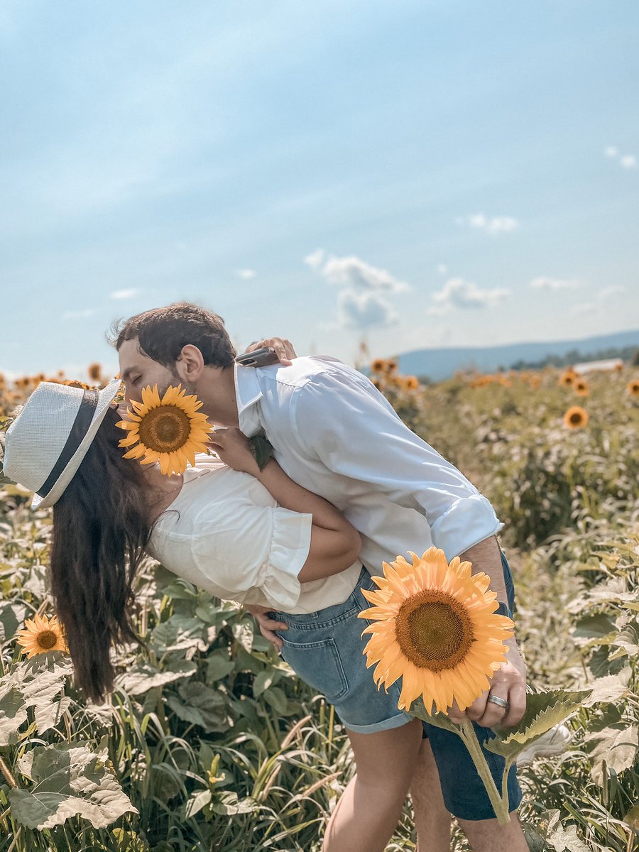 angiewldrn's tweet photo. Que rico es disfrutar del amor con una sola persona, sin miedos y sin nada que ocultar.. 🌻🐝💛 https://t.co/JEst3JimYS