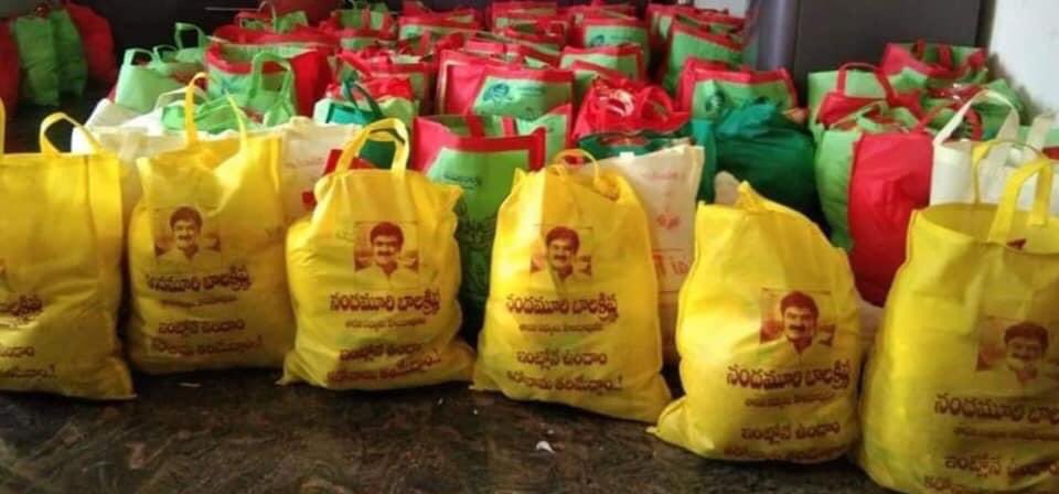 GangadharThati's tweet photo. బాలయ్య:

సినిమా పరిశ్రమలోని అన్ని శాఖల వారికీ.. విటమిన్ టాబ్లెట్స్ పంపిన బాలయ్య

గతంలోనూ..

25లక్షల విలువ చేసే వెంటిలేటర్స్.. హిందూపూర్ హాస్పిటల్ కి ఇచ్చిన బాలయ్య

కరోనా మీద పోరాటానికి 1.25కోట్లు విరాళం ఇచ్చిన బాలకృష్ణ

అలాగే..నిరు పేదల కోసం.. హిందూపూర్‌కు కూరగాయలను పంపిన బాలయ్య https://t.co/ssVCkk5ORP
