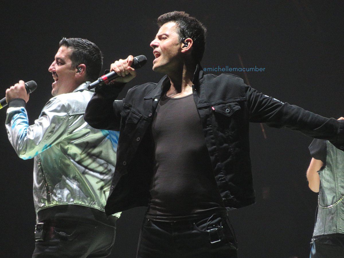 MichelleMacumbe's tweet photo. #SingItSaturday 🎤 🎤 with the #KnightBrothers @JonathanRKnight and @jordanknight during #Tonight (or is it #ToKnight or #TwoKnight 🤔😜🤪🤣) 🤩😍. @NKOTB #NKOTB #NewKidsOnTheBlock #JonathanKnight #JordanKnight #JordanGirl #JK #BHLove #Thankful4NKOTB #MixtapeTour #MixtapeMemories https://t.co/ffWDGbAG5H
