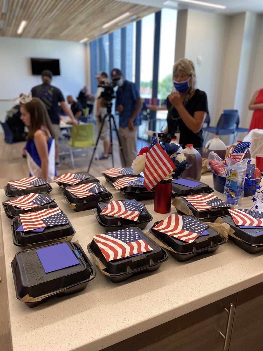 MissThomasville's tweet photo. @FLOTUS @dcfireems @DCPoliceDept We did this at our local police department in Thomasville, NC.  Next project fire department and EMTs.   #tvilleccqueens https://t.co/E6uHnUln5G