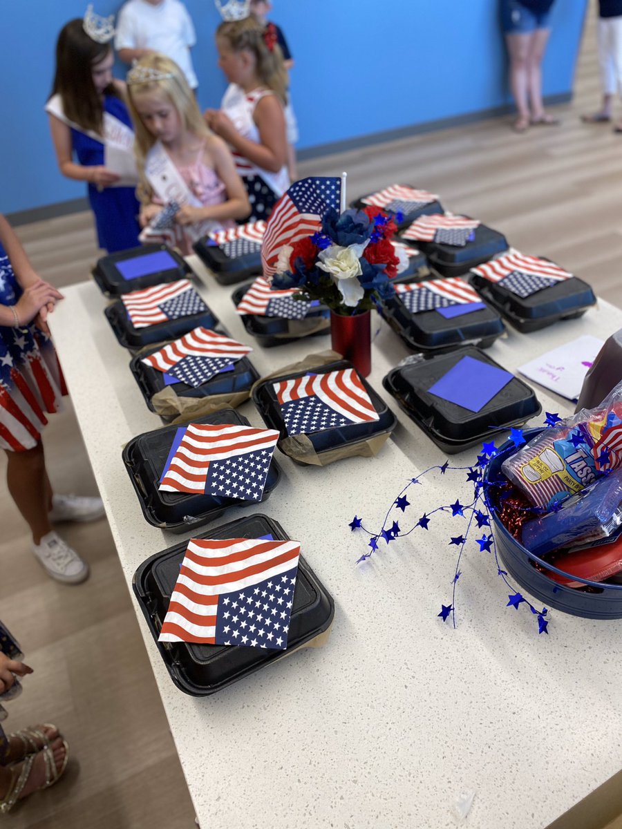 MissThomasville's tweet photo. @FLOTUS @dcfireems @DCPoliceDept We did this at our local police department in Thomasville, NC.  Next project fire department and EMTs.   #tvilleccqueens https://t.co/E6uHnUln5G