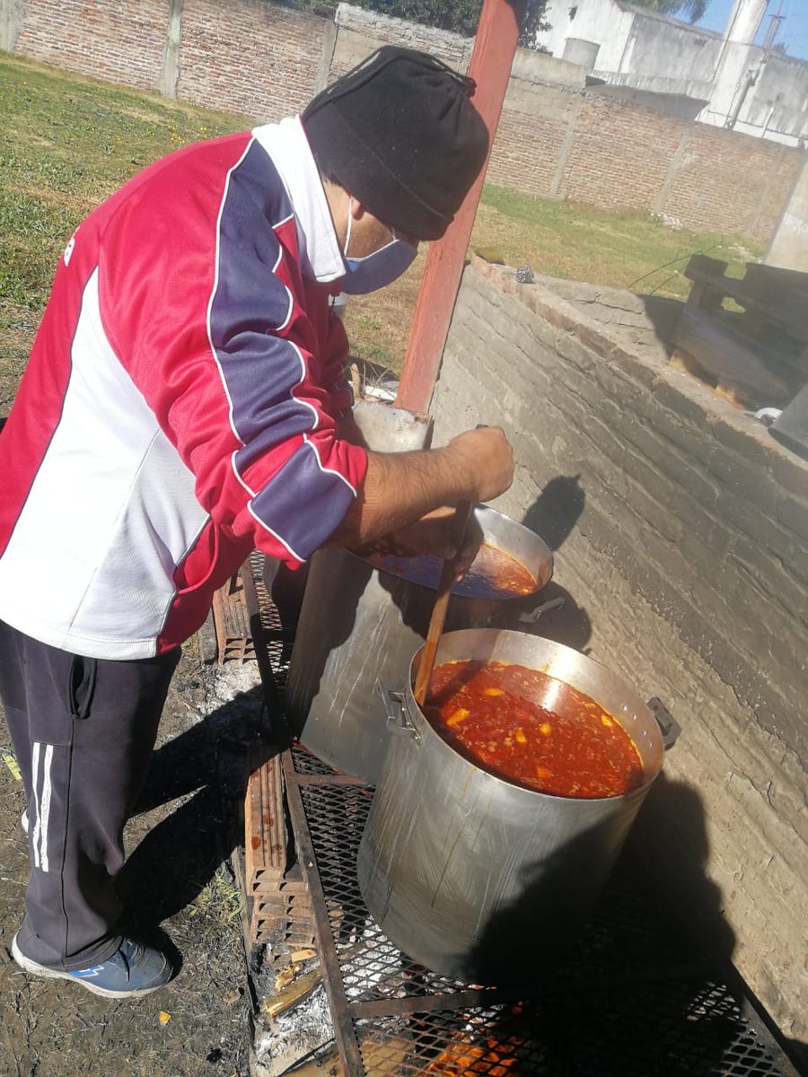 SolidarioMonte's tweet photo. # GRACIAS A TODOS NUESTROS VECINOS QUE SIGUEN CONFIANDO EN NOSOTROS CADA SABADO Y JUEVES HACE YA MAS DE 3 MESES , EN ESTA DIFICIL SITUACION SANITARIA Y SOCIAL # HOY SE REPARTIERON 260 PORCIONES Y SE DIO 250 LITROS DE LAVANDINA # MONTE SOLIDARIO # https://t.co/Y59NoOPHSw