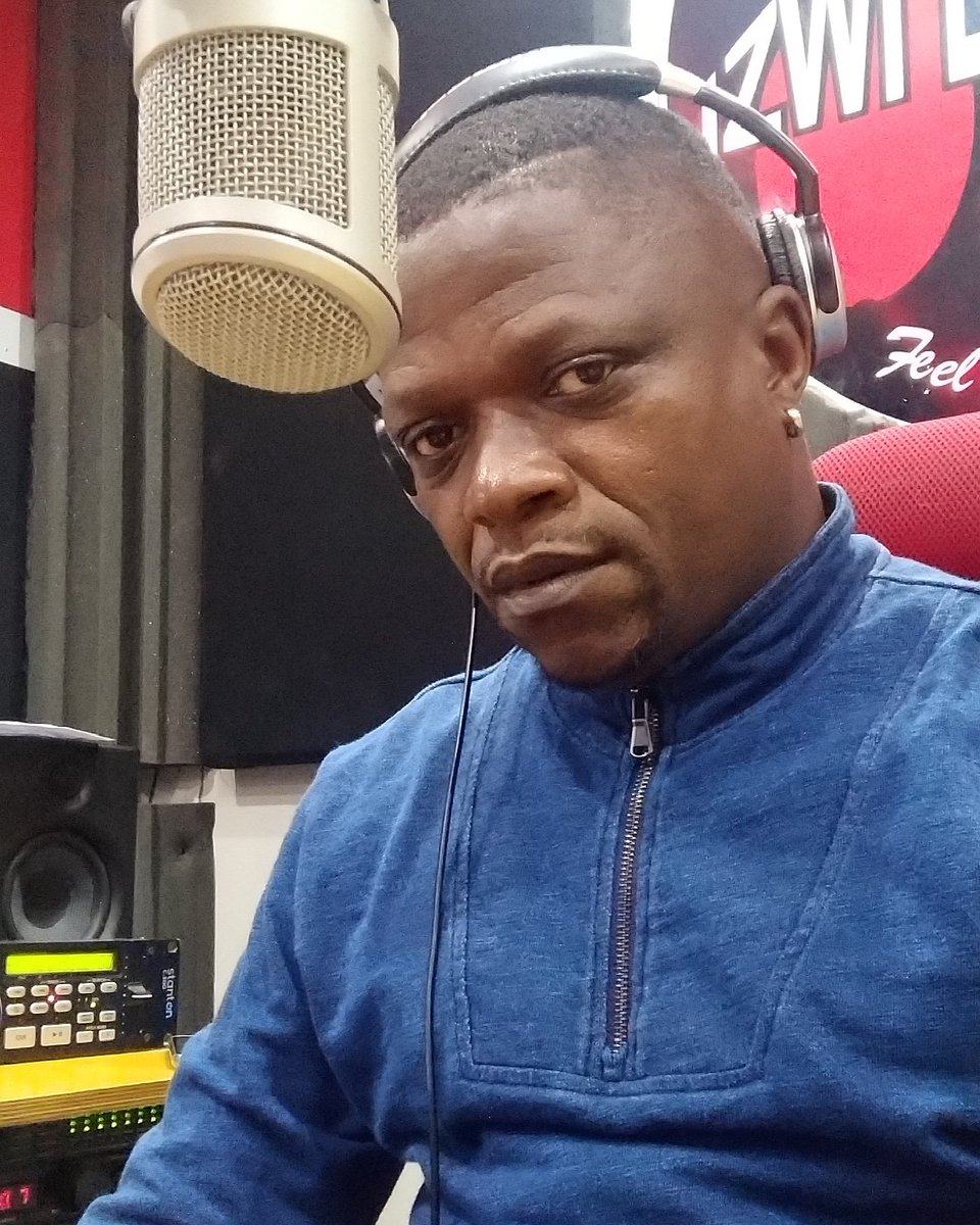 MsajeroRSA's tweet photo. The bloodline of the nolstagic sounds of Soul & RnB music that's surely declared to sparkle your Sunday #Musotherapy - "Your Different Weekend Radio Template" is on your wireless via KZN's Durban-based ceritfied supreme community radio station @izwi98fm until 06H00 this morning https://t.co/A5vkKeOfbK