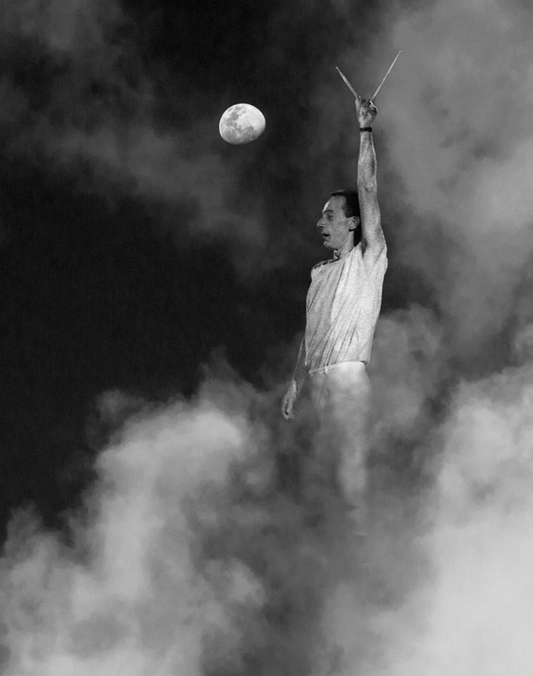 "Los instrumentos pueden ser usados
de muchas maneras. Pero si tomas una trutruca, ella suena como trutruca, tiene un ciclo de notas que son esas y ningunas otras, tiene su espíritu... Es difícil que se las puedas cambiar"
youtube.com/watch?v=4nzl6t…
Foto de Osvaldo Briceño Echegaray